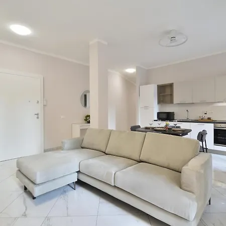 Guesthost - Sampierdarena Bright Apartment *