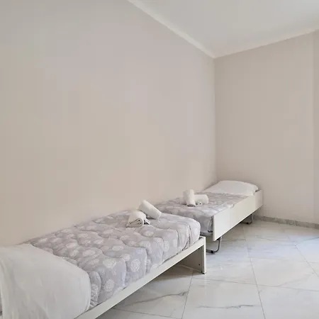 Guesthost - Sampierdarena Bright Apartment Genua