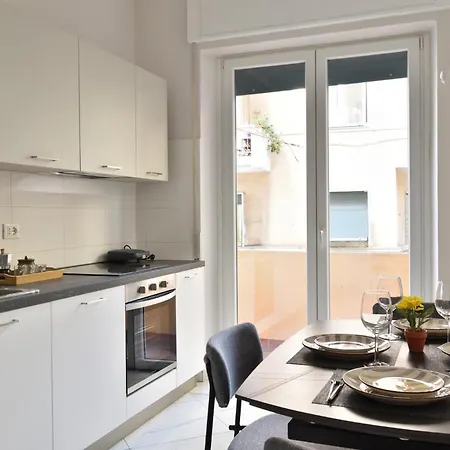 Guesthost - Sampierdarena Bright Apartment *