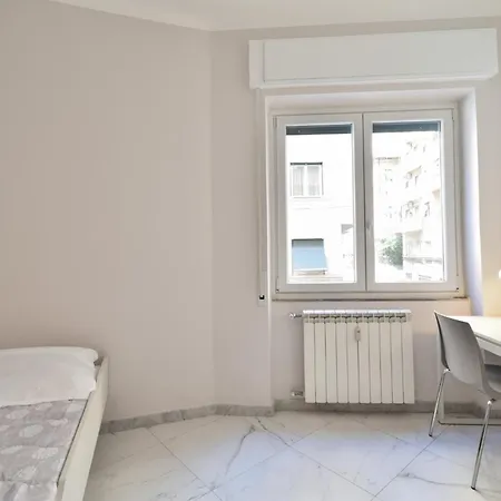 Guesthost - Sampierdarena Bright Apartment Genua