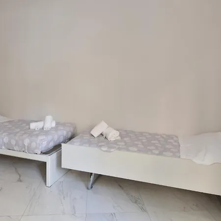 Guesthost - Sampierdarena Bright Apartment