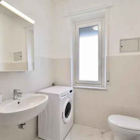 Guesthost - Sampierdarena Bright Apartment *